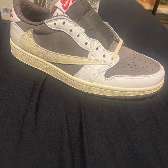 Brand new 100% authentic size 9.5 men - Picture 2 of 7